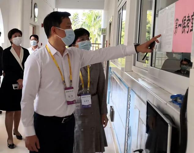 区人力资源局党组成员、副局长刘柳红向监督组介绍考试流程与环节